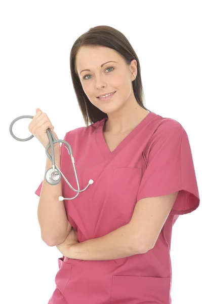 Portrait d'une belle jeune femme médecin portant des gommages de théâtre rose tenant un stéthoscope — Photo