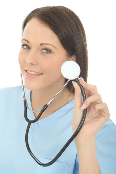 Portrait d'une belle jeune femme médecin dans la vingtaine tenant un stéthoscope — Photo