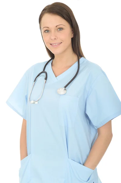 Bir güzel genç kadın doktor kendinden emin ve rahat giyiyor mavi tiyatro portresi Scrubs — Stok fotoğraf