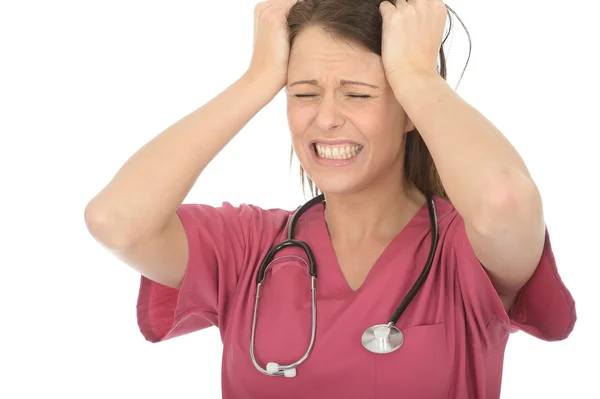 Çok stresli güzel genç kadın doktor saçlarını çekerek onun yirmili