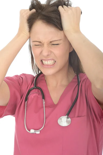 Muy estresado hermosa joven médico femenino en su veinteañeros tirando de su pelo — Foto de Stock