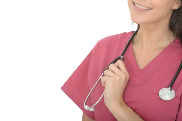 Bonita feliz sorridente jovem fêmea médico vestindo rosa teatro esfrega — Fotografia de Stock