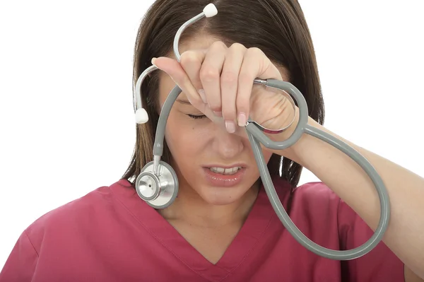 Estressada e perturbada jovem médica descansando a cabeça — Fotografia de Stock