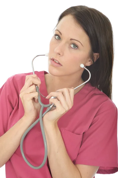 Retrato de una hermosa joven doctora poniéndose un estetoscopio —  Fotos de Stock