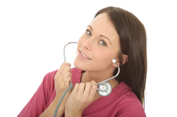 Retrato de una hermosa joven doctora poniéndose un estetoscopio —  Fotos de Stock