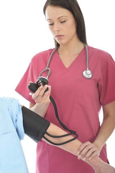 Doctora joven de unos veinte años que toma la presión arterial de una paciente femenina — Foto de Stock