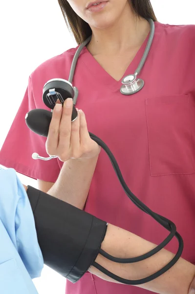 Doctora joven de unos veinte años que toma la presión arterial de una paciente femenina — Foto de Stock