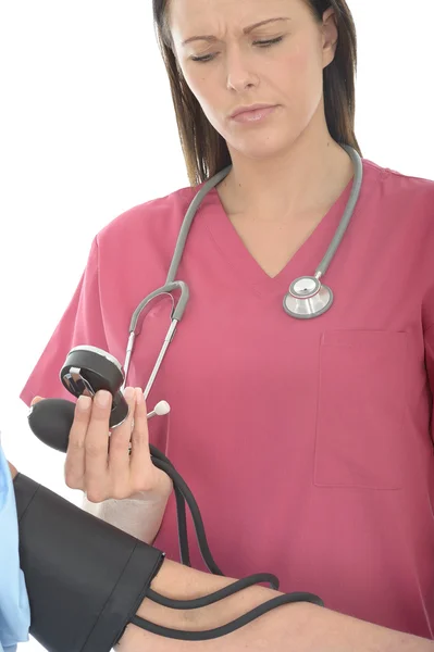 Doctora joven de unos veinte años que toma la presión arterial de una paciente femenina — Foto de Stock