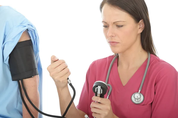 Young Female Doctor In Her Twenties Taking The Blood Pressure Of A Female Patient — Stock Photo, Image