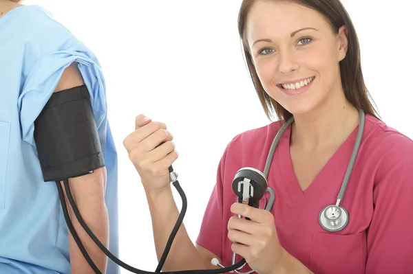 Young Female Doctor In Her Twenties Taking The Blood Pressure Of A Female Patient — Stock Photo, Image