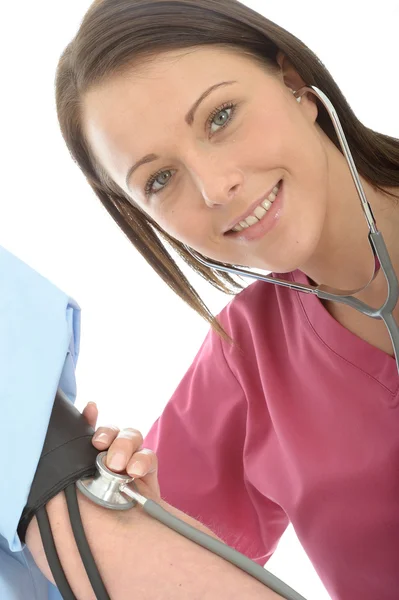 Young Female Doctor In Her Twenties Taking The Blood Pressure Of A Female Patient — Stock Photo, Image