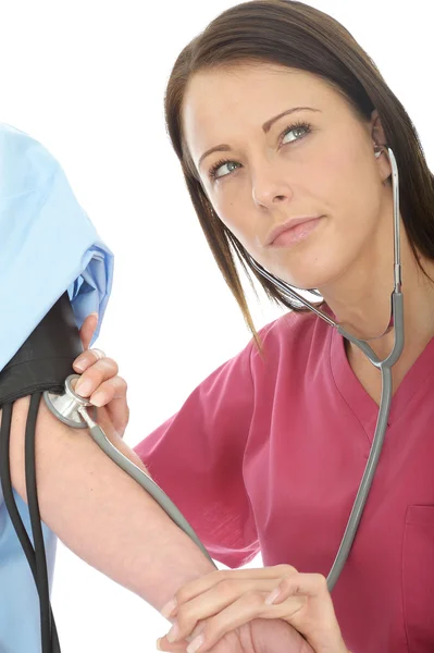 Young Female Doctor In Her Twenties Taking The Blood Pressure Of A Female Patient — Stock Photo, Image