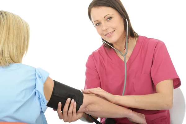 Mladý doktor žena v ní dvacet, přičemž krevní tlak pacientka — Stock fotografie