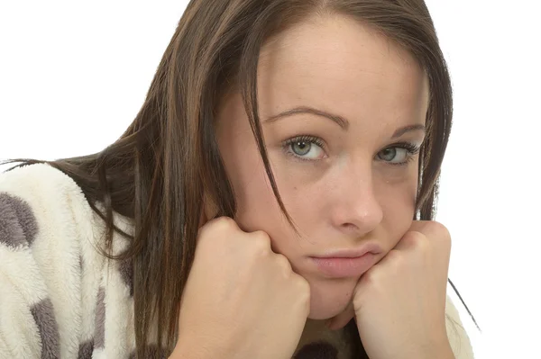 Hoofd geschoten van een aantrekkelijke mooie jonge vrouw met gezichtsuitdrukkingen — Stockfoto