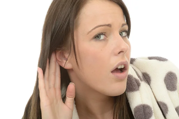 Atractiva joven mujer siendo fisgón escuchando una conversación — Foto de Stock