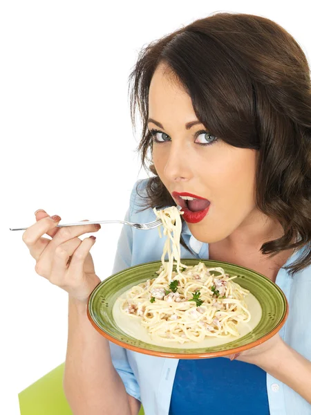 Jovem mulher atraente em seus vinte anos segurando uma placa de espaguete e almôndegas — Fotografia de Stock