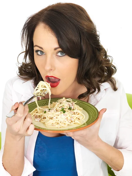 Jovem mulher atraente em seus vinte anos segurando uma placa de espaguete e almôndegas — Fotografia de Stock