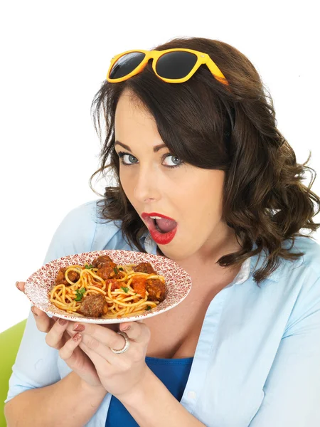 Atractiva joven veinteañera sosteniendo una placa de espaguetis y albóndigas — Foto de Stock