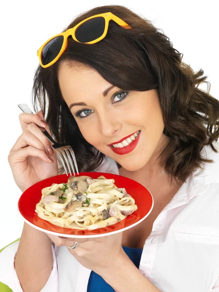 Mulher bonita em seus vinte anos segurando uma placa de creme de Carbonara Pasta — Fotografia de Stock