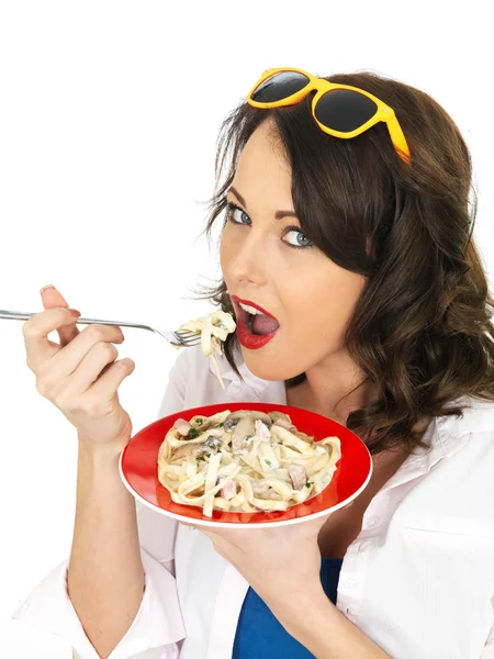 Όμορφη νεαρή γυναίκα στα είκοσί της, κρατώντας ένα πιάτο καρμπονάρα κρέμα ζυμαρικά — Φωτογραφία Αρχείου