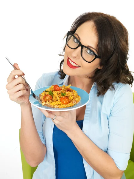 Belle jeune femme tenant portant des lunettes à monture noire tenant une assiette de pâtes Fusilli — Photo