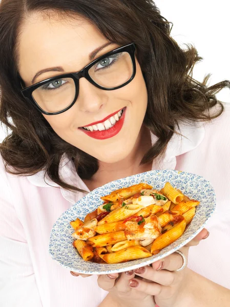 Mulher bonita vestindo óculos emoldurados pretos segurando e comendo Penne Pasta — Fotografia de Stock