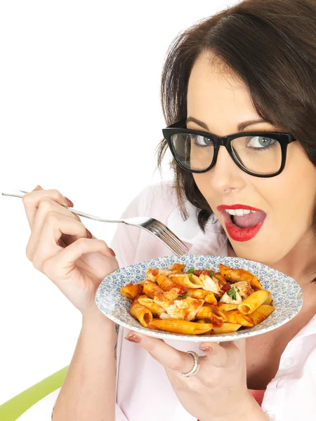 Ganska ung kvinna som bär svart inramade glasögon Holding och äta Penne Pasta — Stockfoto