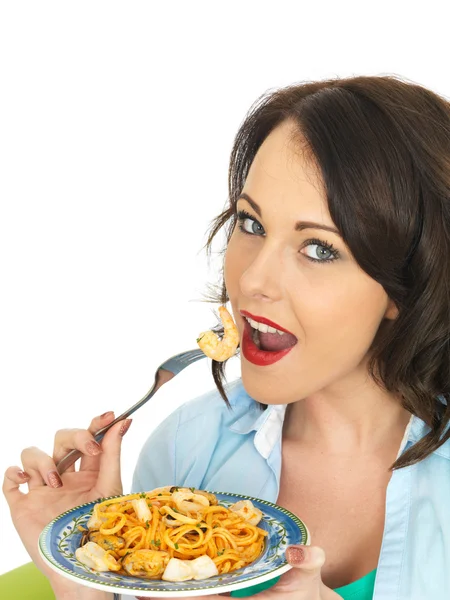 Mujer joven bastante atractiva sosteniendo y comiendo una placa de Ravioli — Foto de Stock