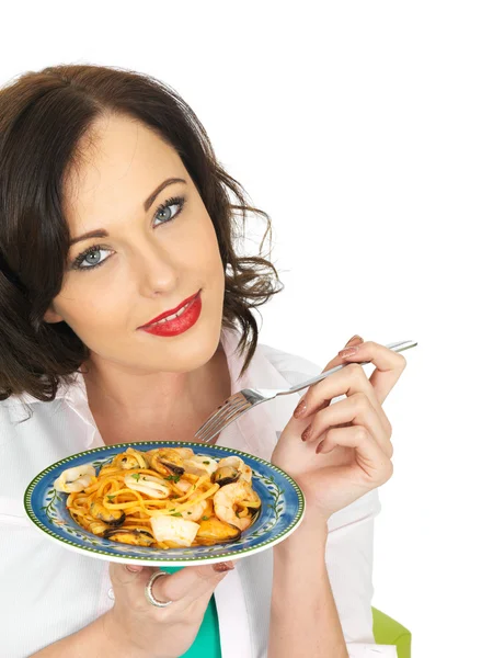 Muito atraente jovem mulher segurando e comendo uma placa de Ravioli — Fotografia de Stock