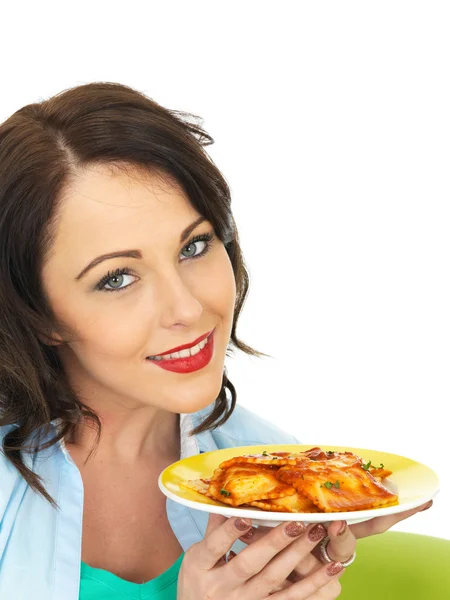 Ziemlich attraktive junge Frau hält und isst einen Teller Ravioli — Stockfoto