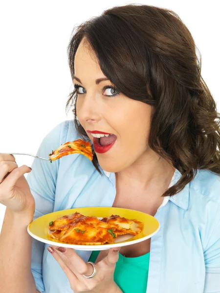 Ganska attraktiv ung kvinna anläggning och äta en tallrik med Ravioli — Stockfoto
