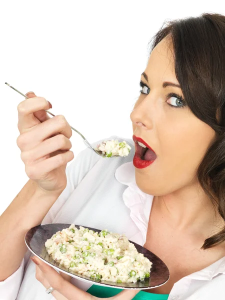 Schöne junge Frau hält einen Teller mit italienischem Risotto — Stockfoto