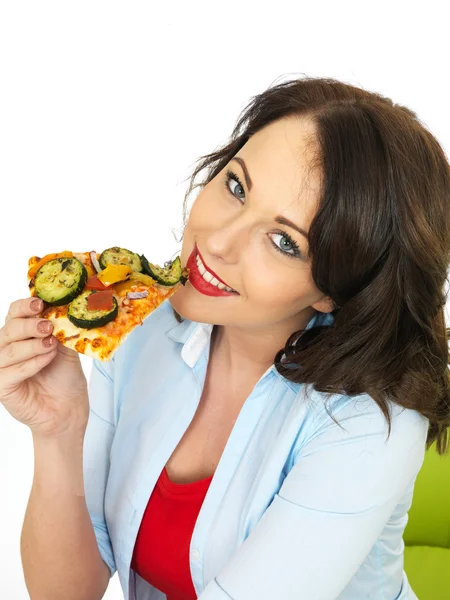 Felice bella giovane donna mangiare una fetta di pizza al forno — Foto Stock