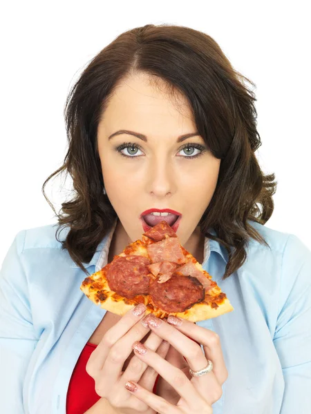 Gelukkig vrij jonge vrouw een plak van gebakken Pizza eten — Stockfoto