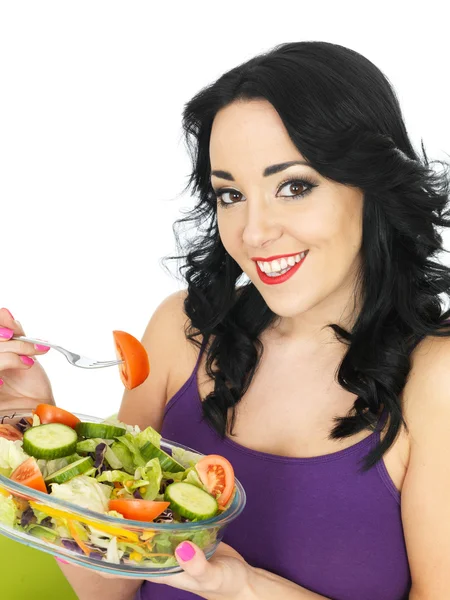 新鮮な鮮明な混合ガーデン サラダを食べる若い女性 — ストック写真