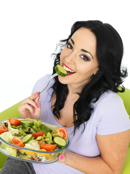 Mladá žena jíst čerstvé křupavé smíšené zahradní salát — Stock fotografie