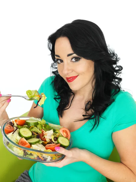 Jeune femme mangeant une salade de jardin fraîche et croquante — Photo