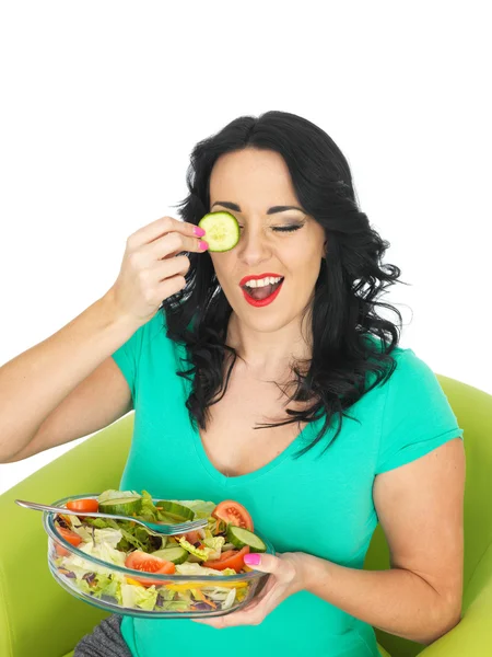 Молодая женщина ест свежий хрустящий салат из смешанного сада — стоковое фото