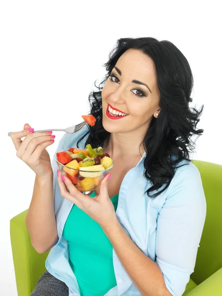 Młoda kobieta jedzenie sałatka ze świeżych owoców — Zdjęcie stockowe