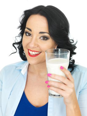 Genç bayan bir bardak süt içiyor.