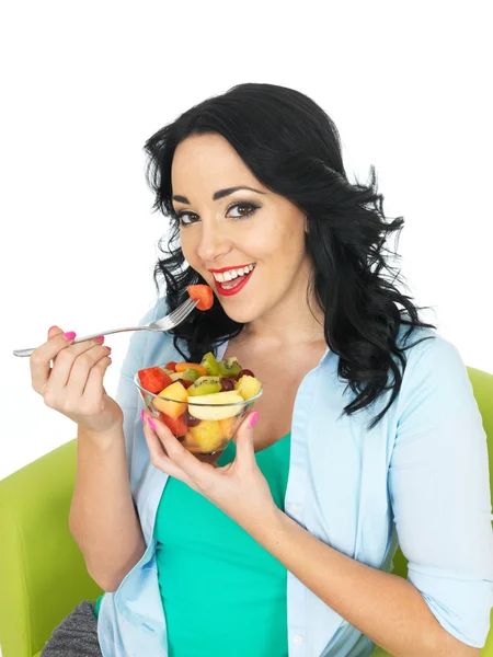 Junge Frau isst einen frischen Obstsalat — Stockfoto