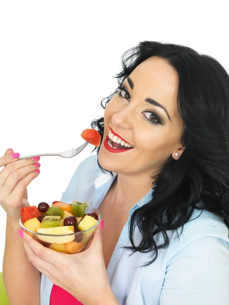 Ung kvinna äta en färsk fruktsallad — Stockfoto