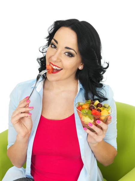 Mujer joven comiendo una ensalada de frutas frescas —  Fotos de Stock