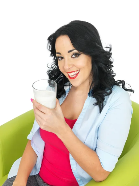Ung kvinna dricker ett glas mjölk — Stockfoto