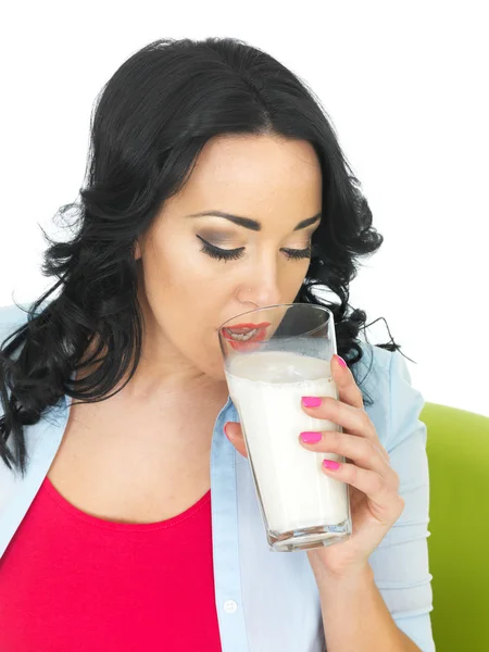 牛乳を飲んでいる若い女性は — ストック写真