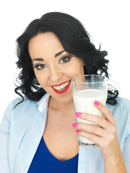 Mladá žena pije sklenici mléka — Stock fotografie