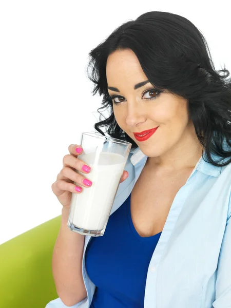 Jonge vrouw drinken van een glas melk — Stockfoto