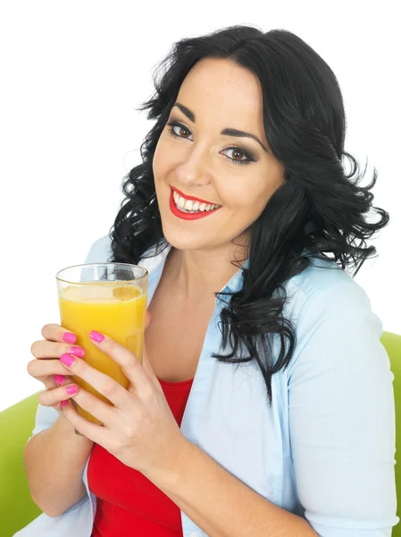 Junge Frau trinkt frischen Orangensaft — Stockfoto