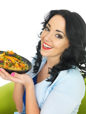 Genç kadın ile karıştırın kızarmış sebze erişte yemek