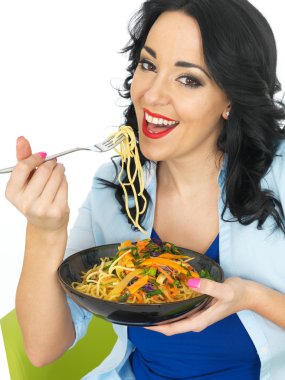 Genç kadın ile karıştırın kızarmış sebze erişte yemek